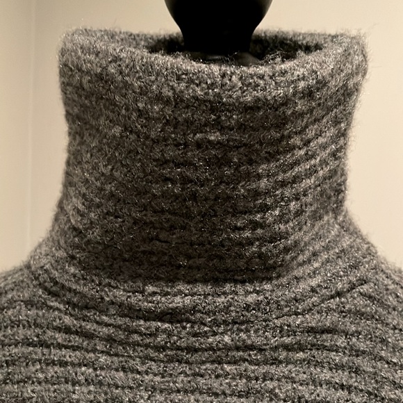 Do Everything In Love Grey Cropped Poncho. One Size - Picture 3 of 13